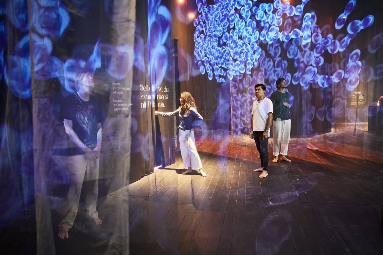 Ausschnitt aus der Ausstellung, Personen besichtigen die Ausstellung. 