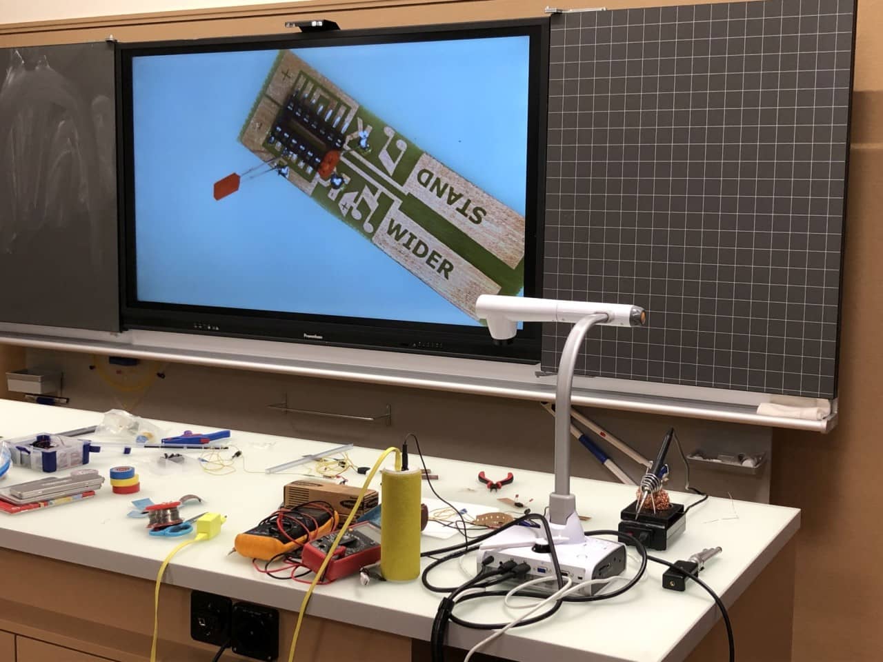 Darstellung und Projektion der Werkzeuge und Materialen für den Synthesizerbau 