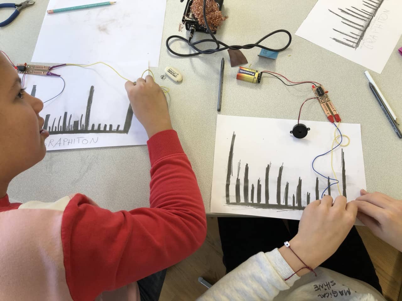 Schülerinnen und Schüler fertigen eine Bleistiftzeichnung an 
