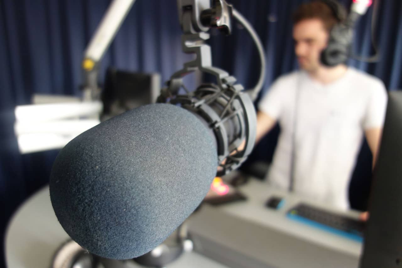 Mikrofon und Mann mit Kopfhörer