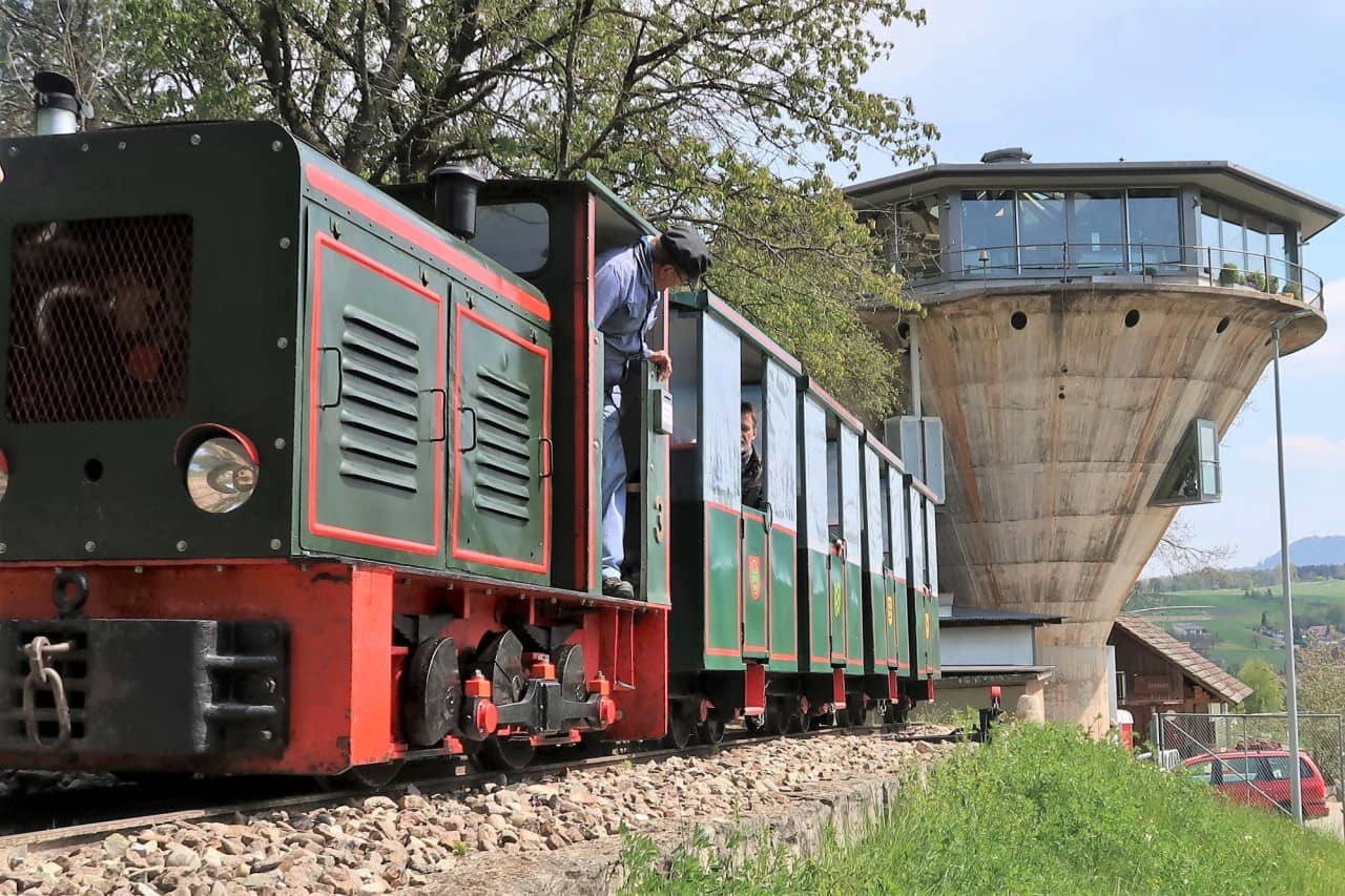 Die Bergwerkbahn mit dem Silo, das zur Zwischenlagerung des Eisenerzes gedient hat. 