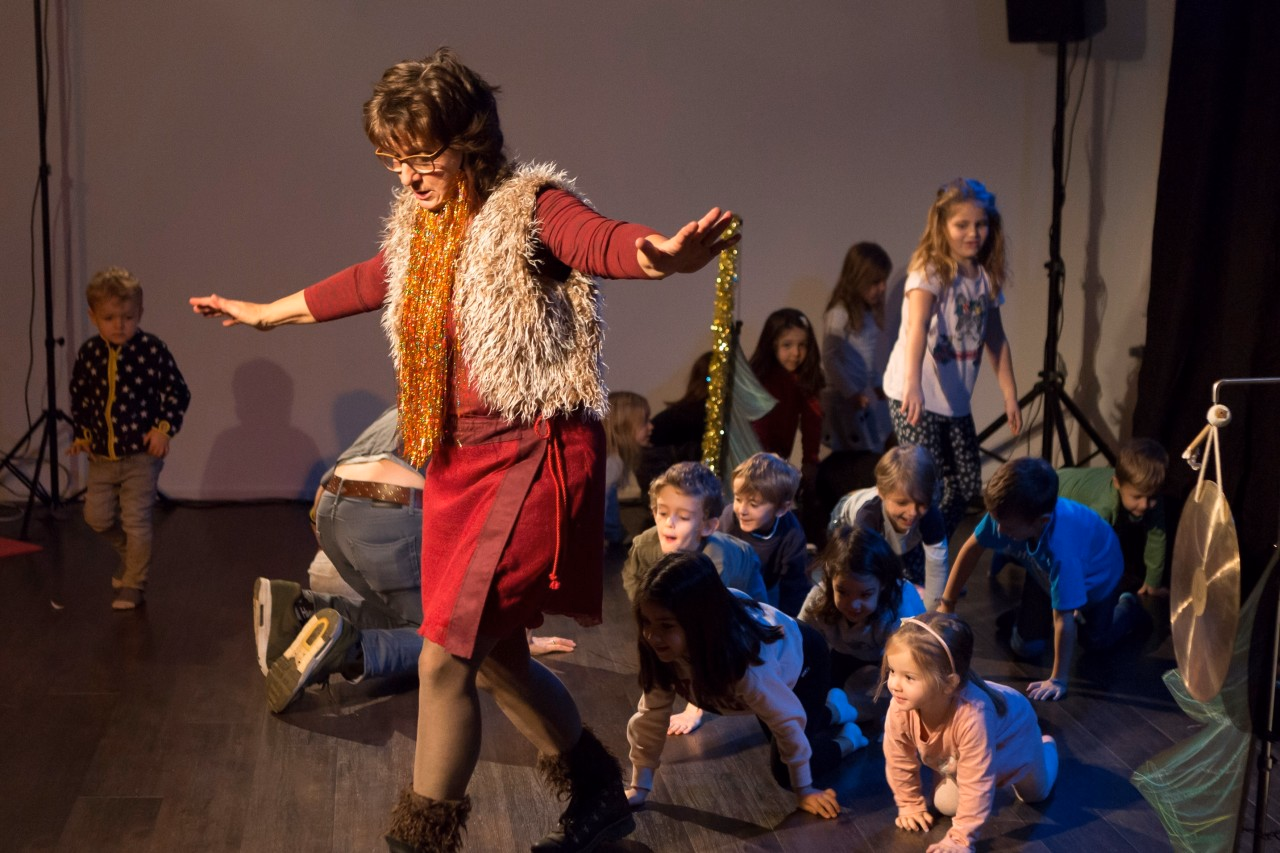 Eine Frau und Schülerinnen und Schüler sind auf der Bühne.