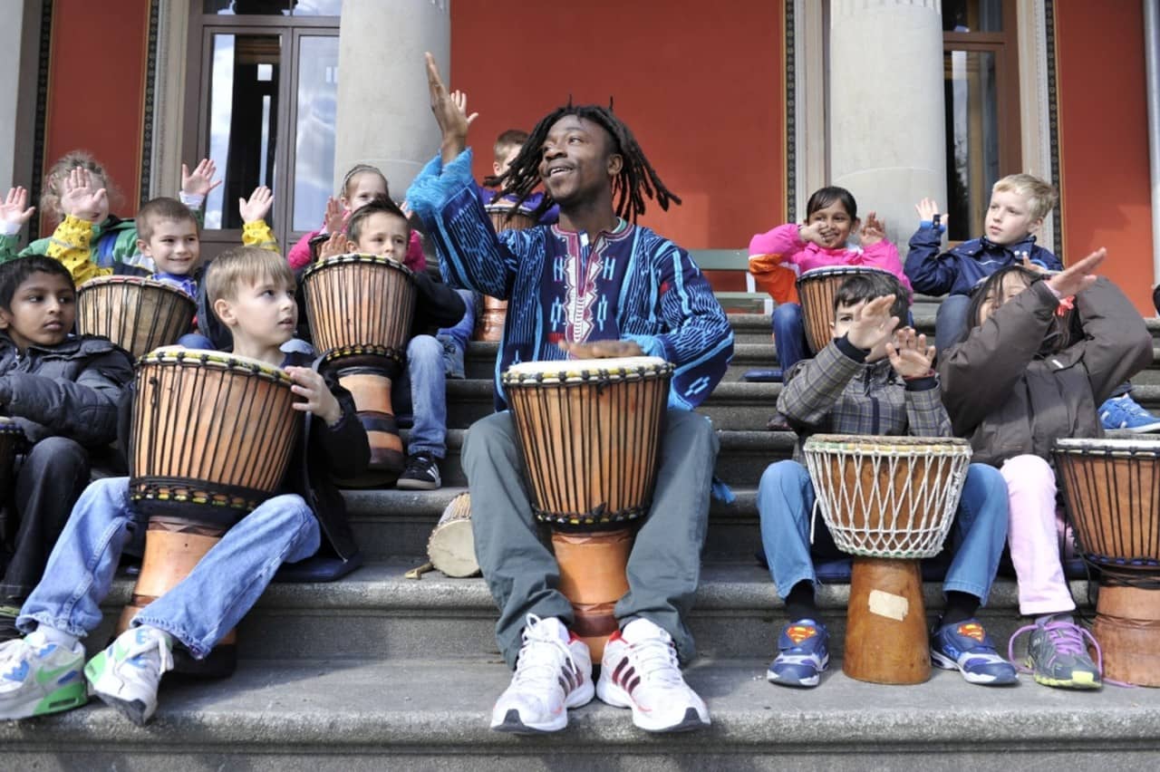 Djembe Kurs mit Primarschülerinnen und -schülern. 