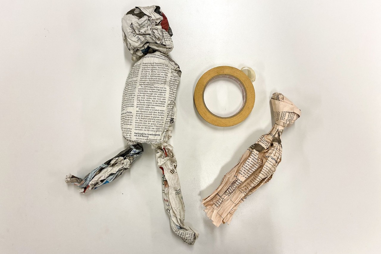 aus Zeitungpapier geformte Figuren
