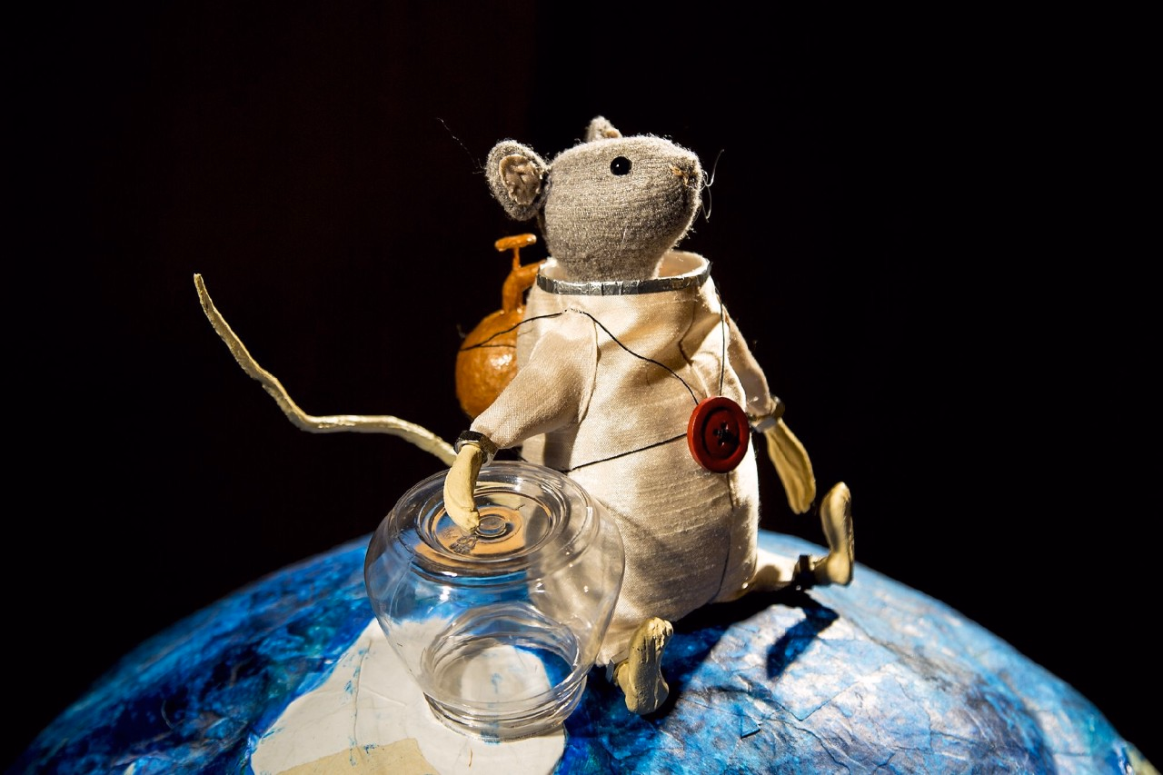 Eine Maus sitzt auf dem Mond.