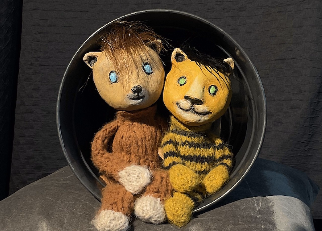 Ein Tiger und ein Bär sitzen in einer Röhre.