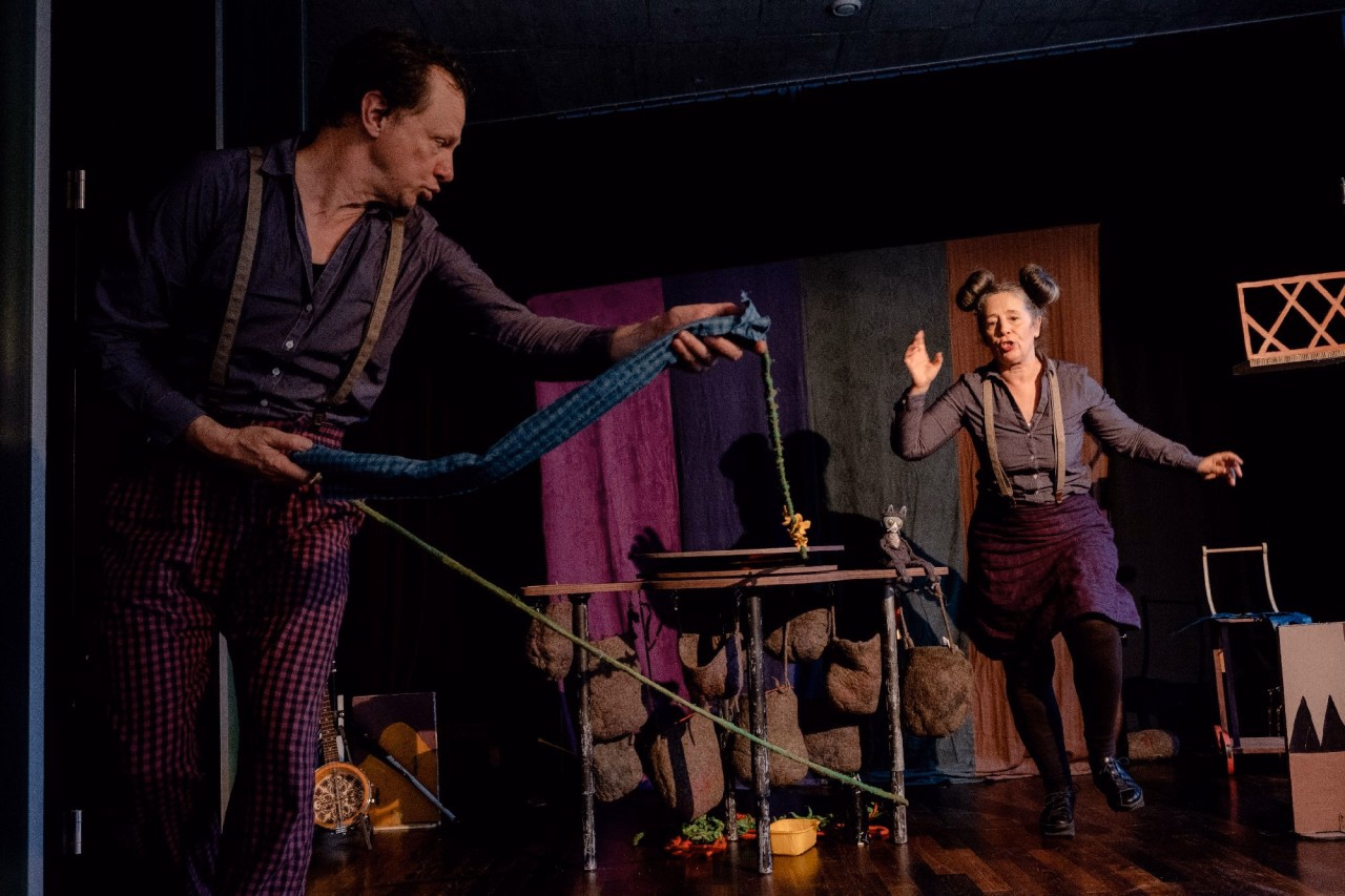 Eine Frau und ein Mann sind auf der Bühne.