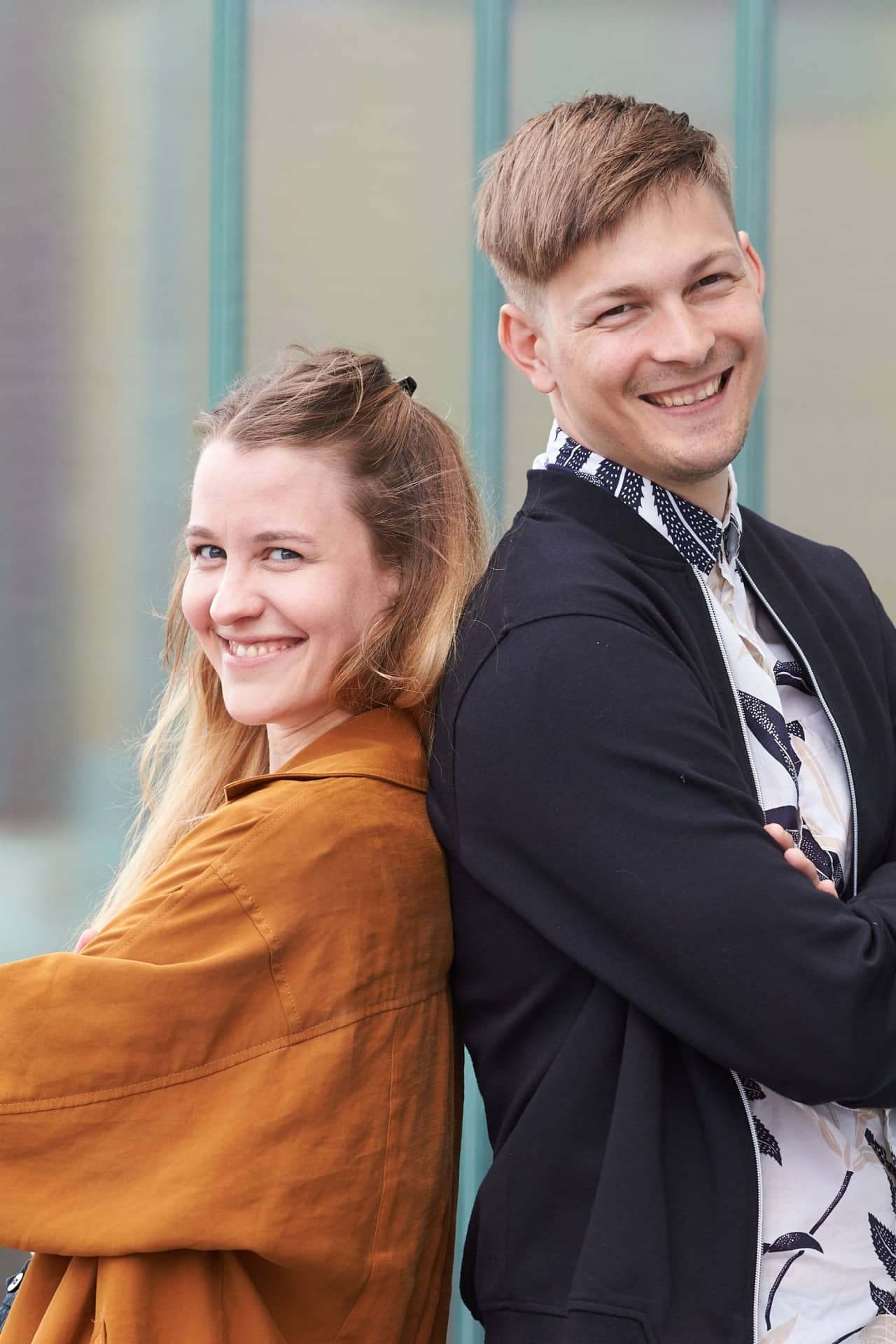 Frau und Mann stehen Schulter an Schulter