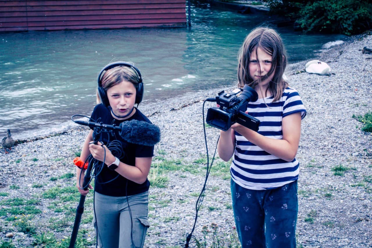 Zwei Schülerinnen mit Kameraequipment