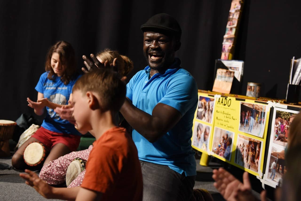 Téné Ouelgo mit Schülerinnen und Schüler bei einem Workshop