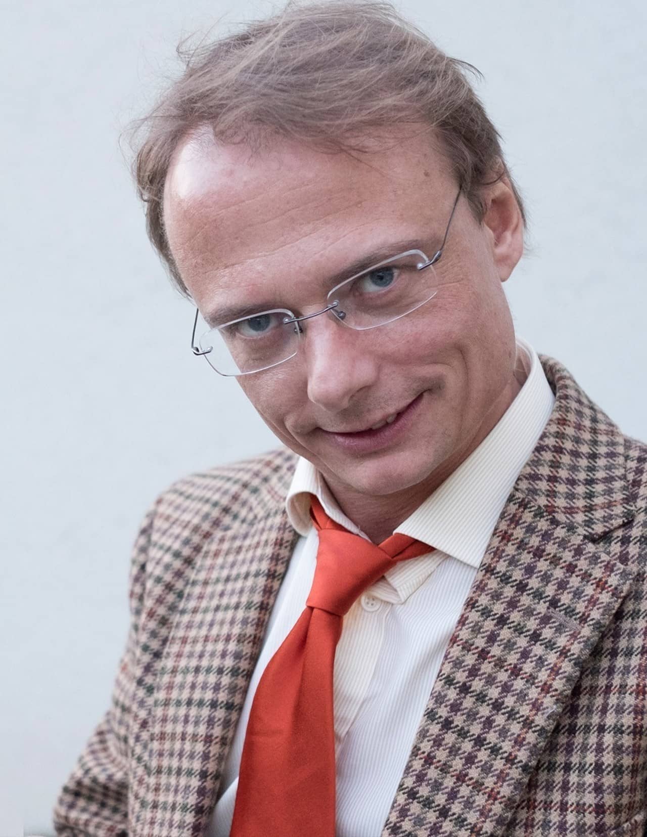 Mann mit braunem Haar und Brille