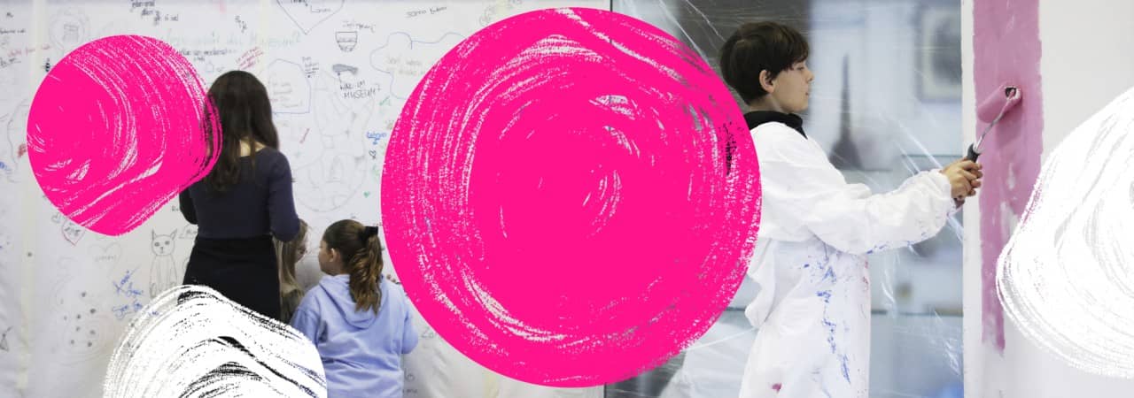 Schülerinnen und Schüler bemalen Wände.