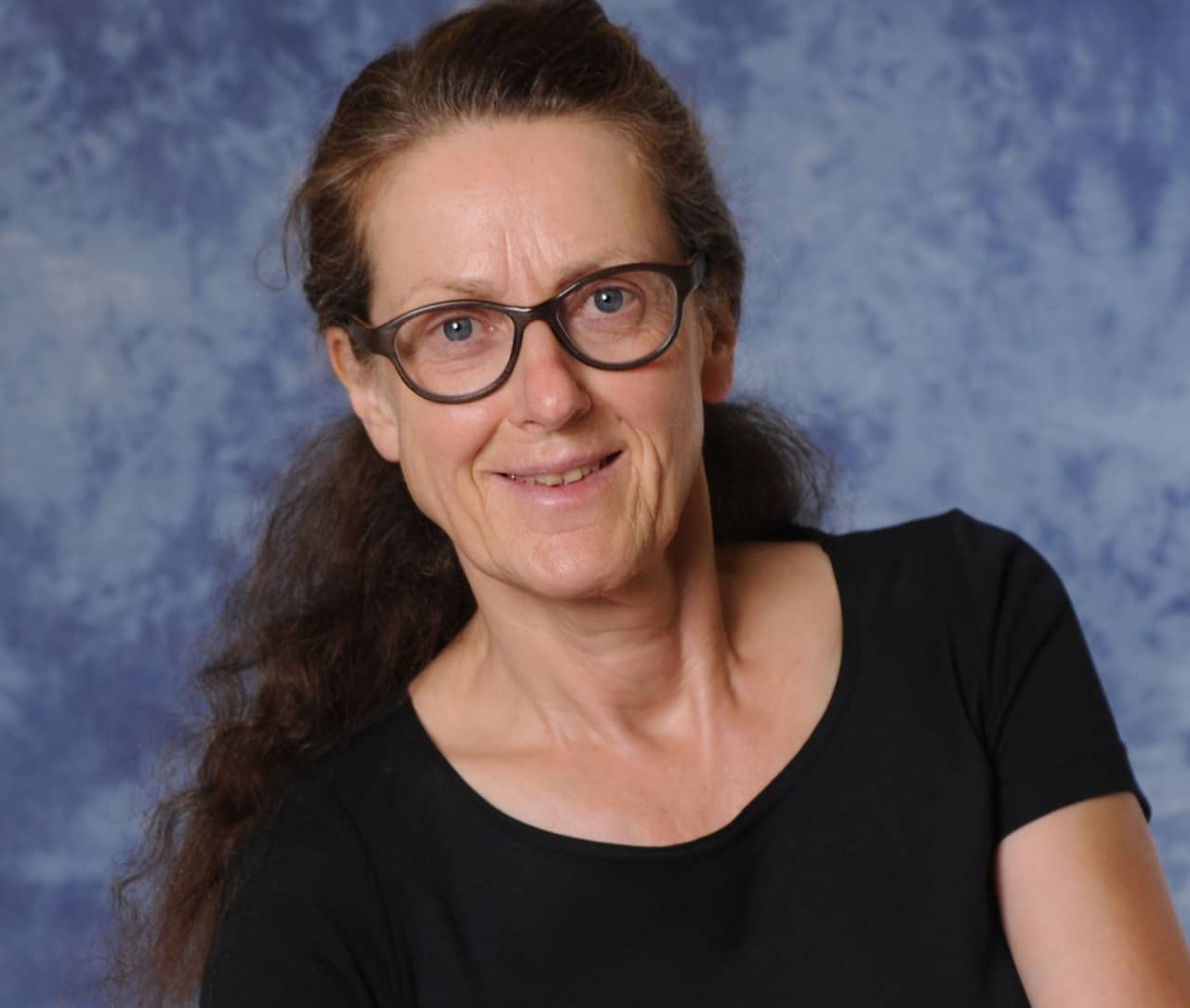 Frau mit braunem Haar und Brille