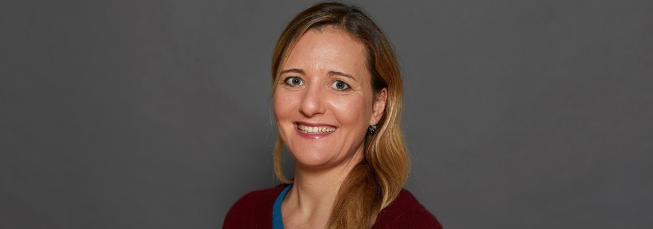 Frau lacht in die Kamera