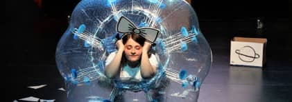 Junge Frau verkleidet in einem grossen Ball