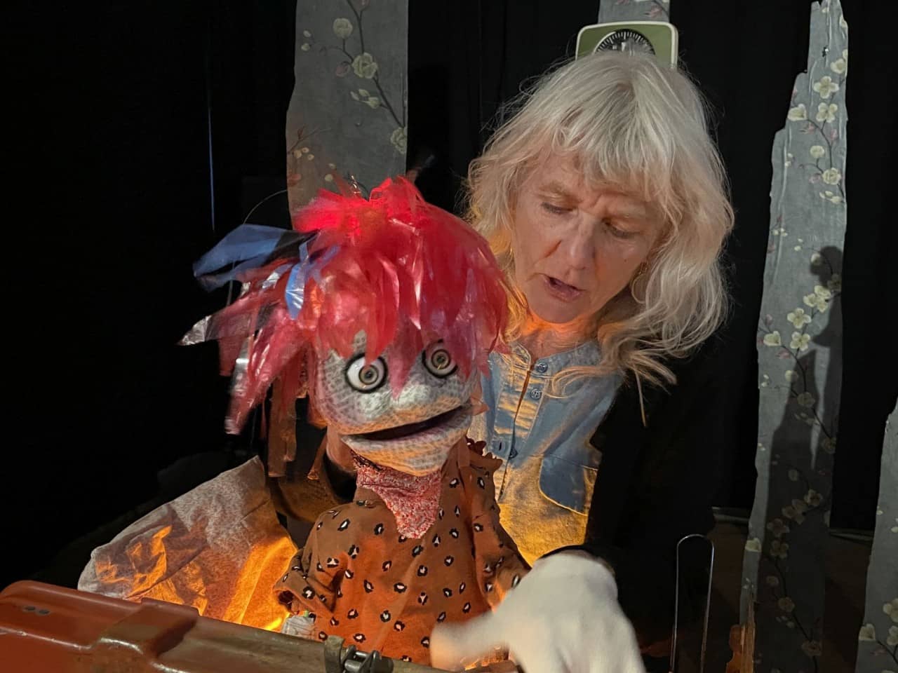 Puppenspielfigur und Theaterschauspielerin