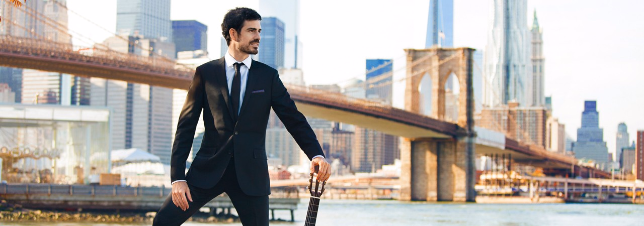 Gitarrist steht mit Instrument vor New York