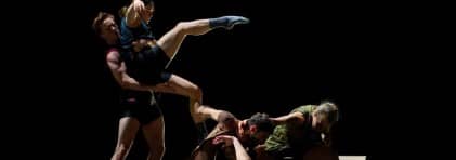 Vier Personen tanzen mit akrobatischen Bewegungen