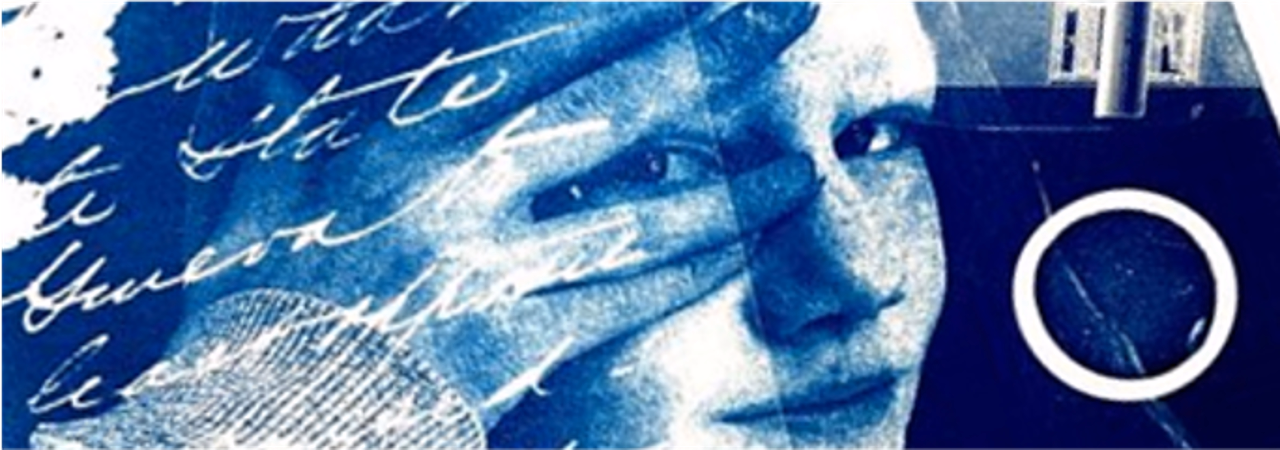 Frau hält sich die Hand vors Gesicht und schaut mit einem Auge zwischen zwei Fingern durch