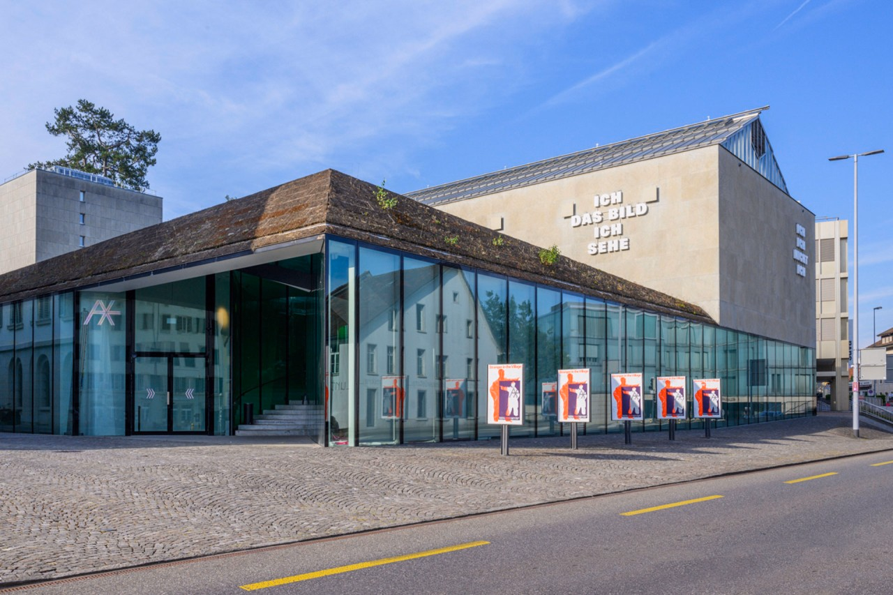Fotografie des Aargauer Kunsthaus Gebäudes mit dem Neubau im Vordergrund.