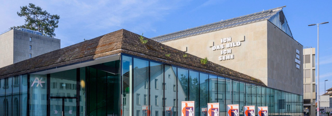 Fotografie des Aargauer Kunsthaus Gebäudes mit dem Neubau im Vordergrund.