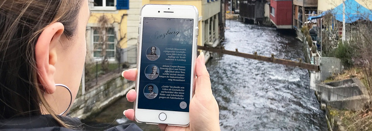 Frau mit Handy am Aabach