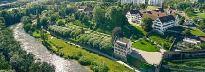 Luftaufnahme der Klosterhalbinsel Wettingen mit der Limmat im Vordergrund.