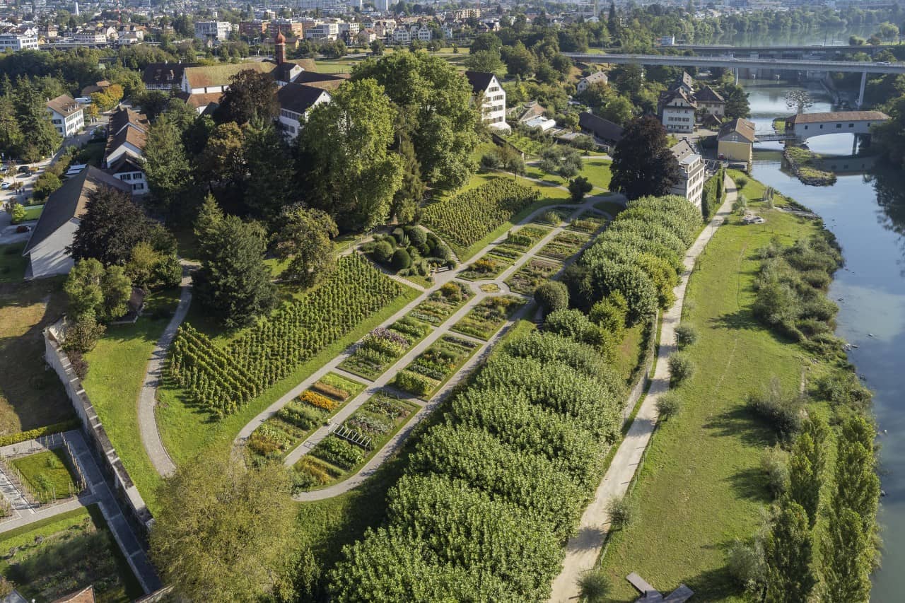 Luftaufnahme des Konventgartens auf der Klosterhalbinsel Wettingen.