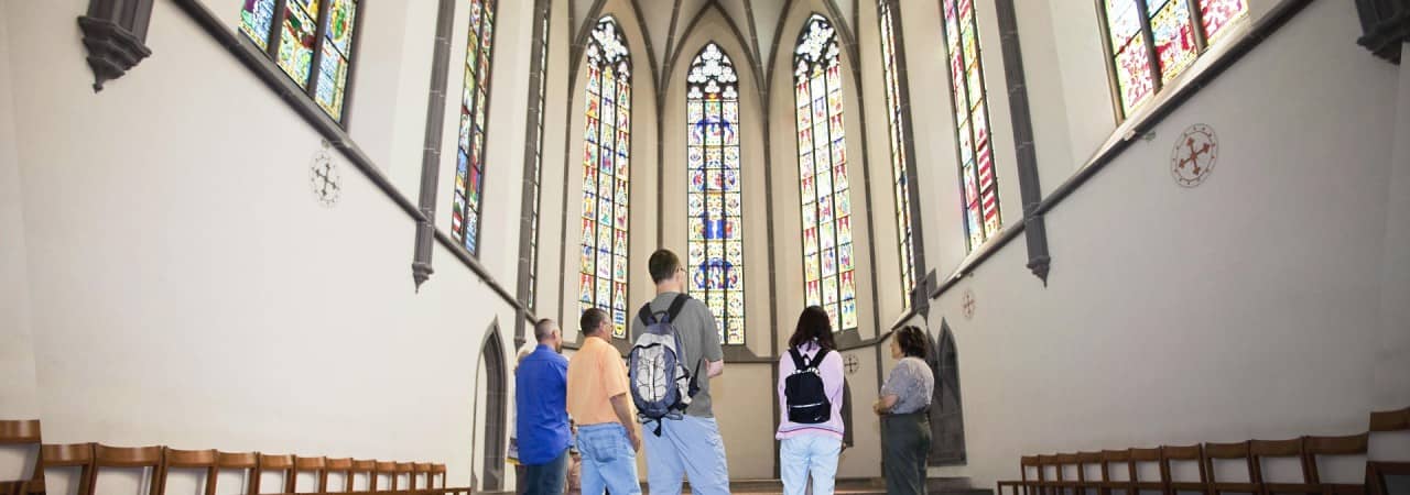 Eine Gruppe in der Klosterkirche