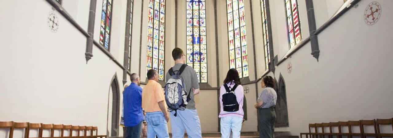Eine Gruppe in der Klosterkirche