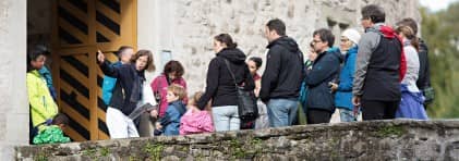 Eine Besuchergruppe vor Schloss Hallwyl