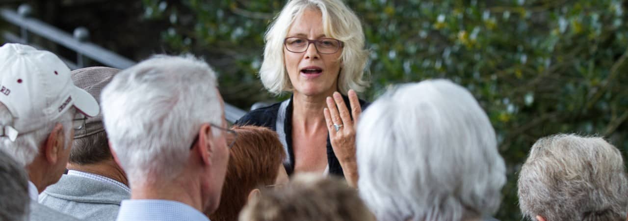 Eine Besuchergruppe, eine Frau spricht.
