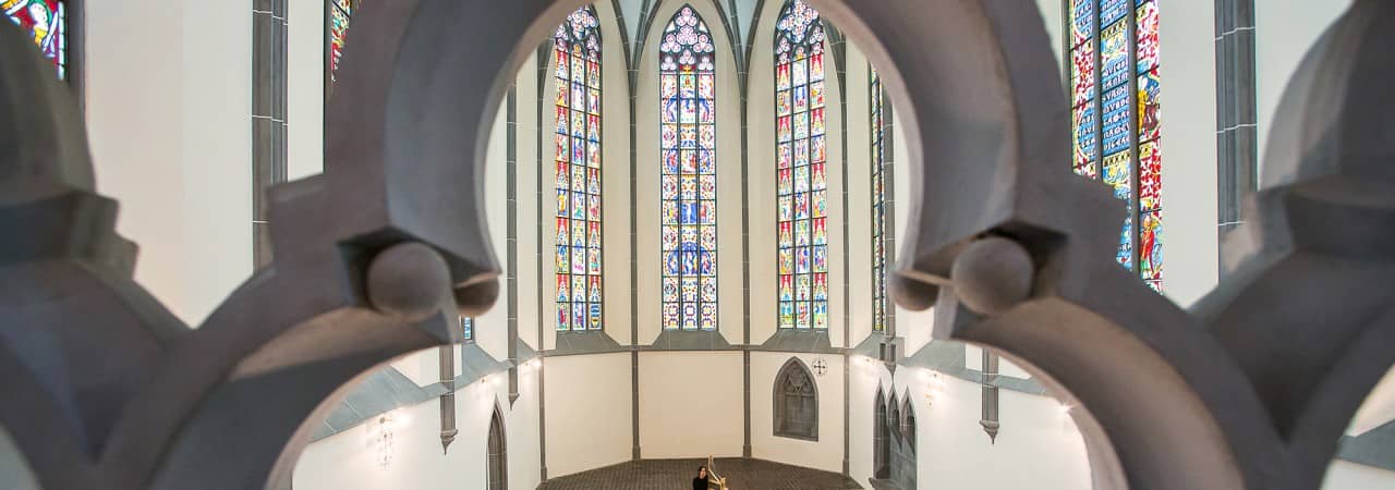 Blick in den Chor der Klosterkirche Königsfelden mit ihren Glasfenstern