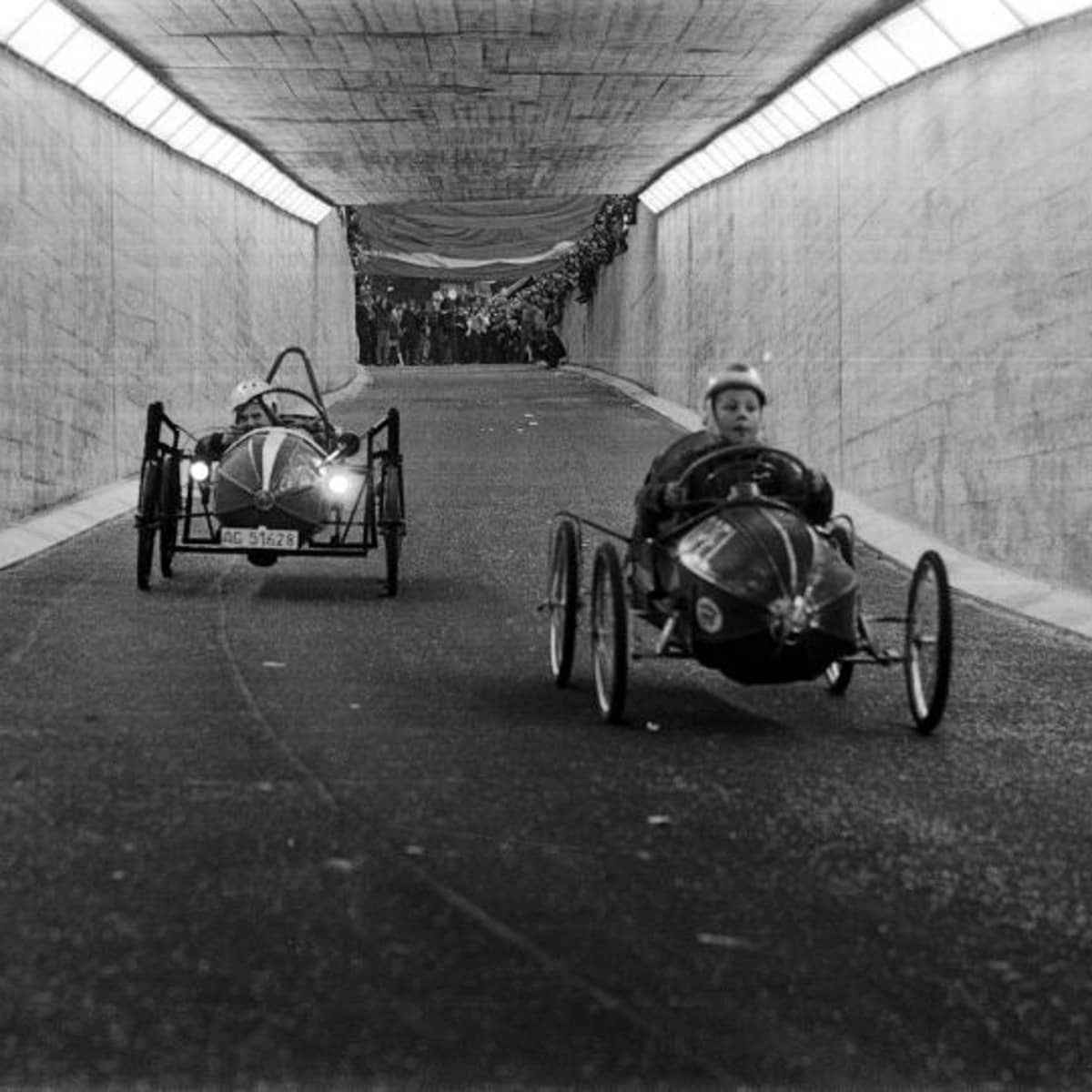 Zwei Rennautos fahren durch den Schlossbergtunnel in Baden.