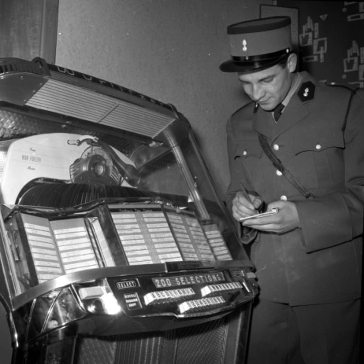 Walliser Polizei als Musikzensoren in öffentlichen Gaststätten, 1957. 