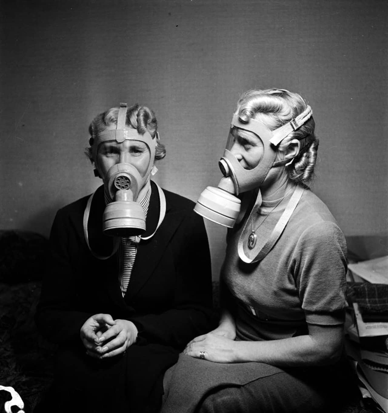 Porträtaufnahme von zwei sitzenden Frauen  mit Luftschutzmasken 1938