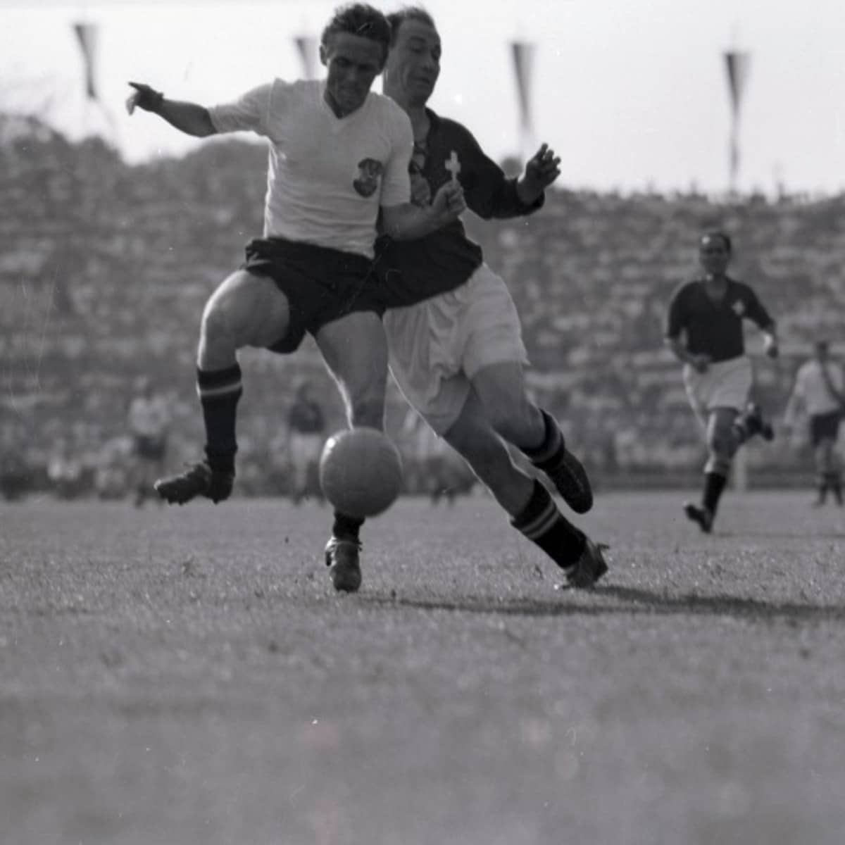 Zwei Fussballspieler im Zweikampf