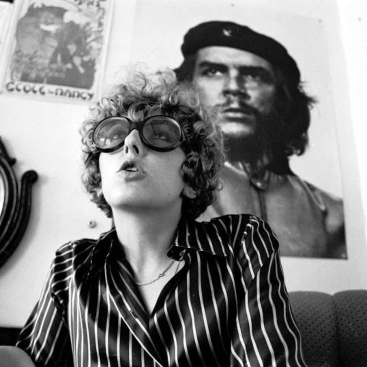 Andreé Valentin, Präsidentin der Frauenbefreiungsbewegung, 1968 vor einem Bild von Che Guevara.