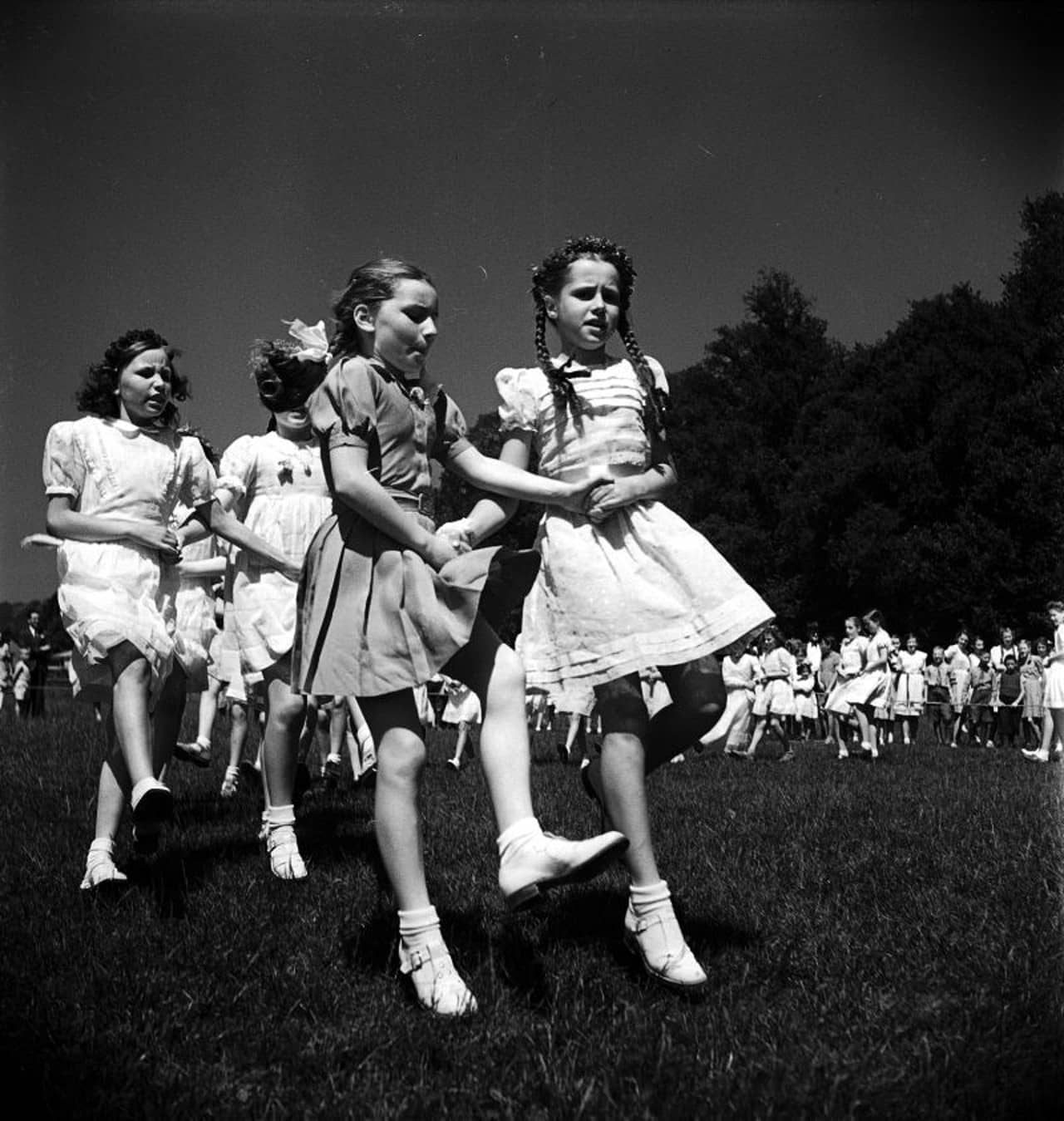 Weiss gekleidete Mädchen am Maienzug in Aarau