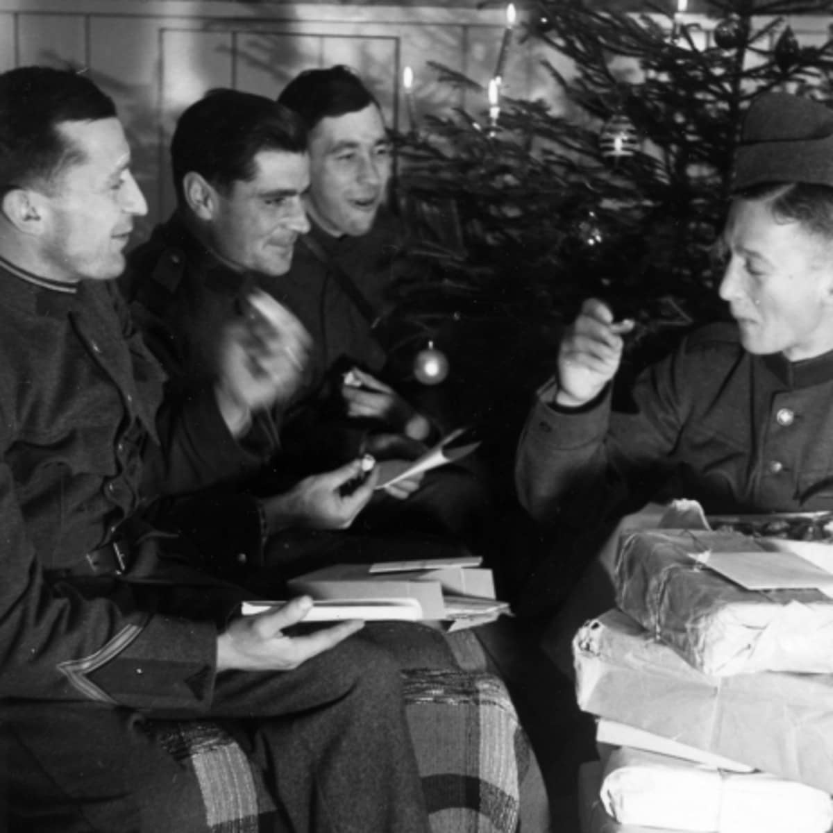 Schweiter Soldaten beim Weihnachtsfest zur Zeit des Zweiten Weltkrieges. 
