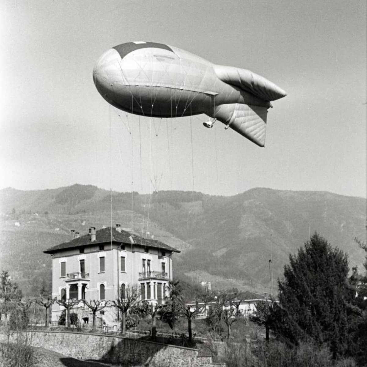 Grenzmarkierung durch Fesselballone bei Chiasso, März 1945