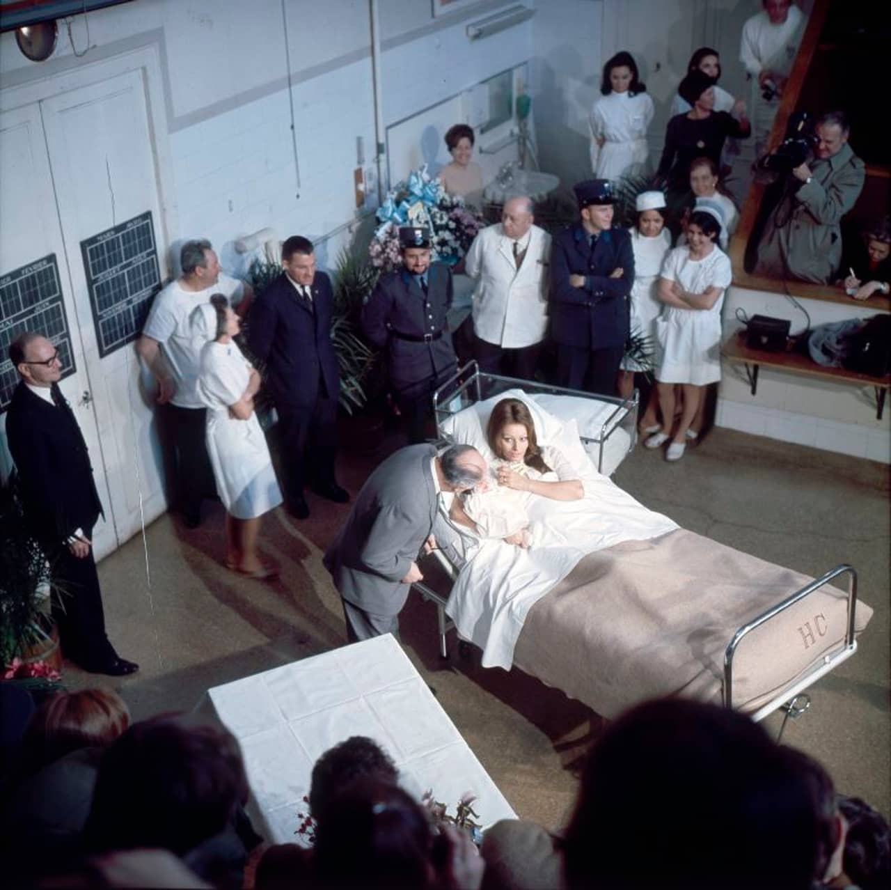  Sophia Loren mit Sohn Carlo und Ehemann Carlo Ponti im Genfer Spital 1969