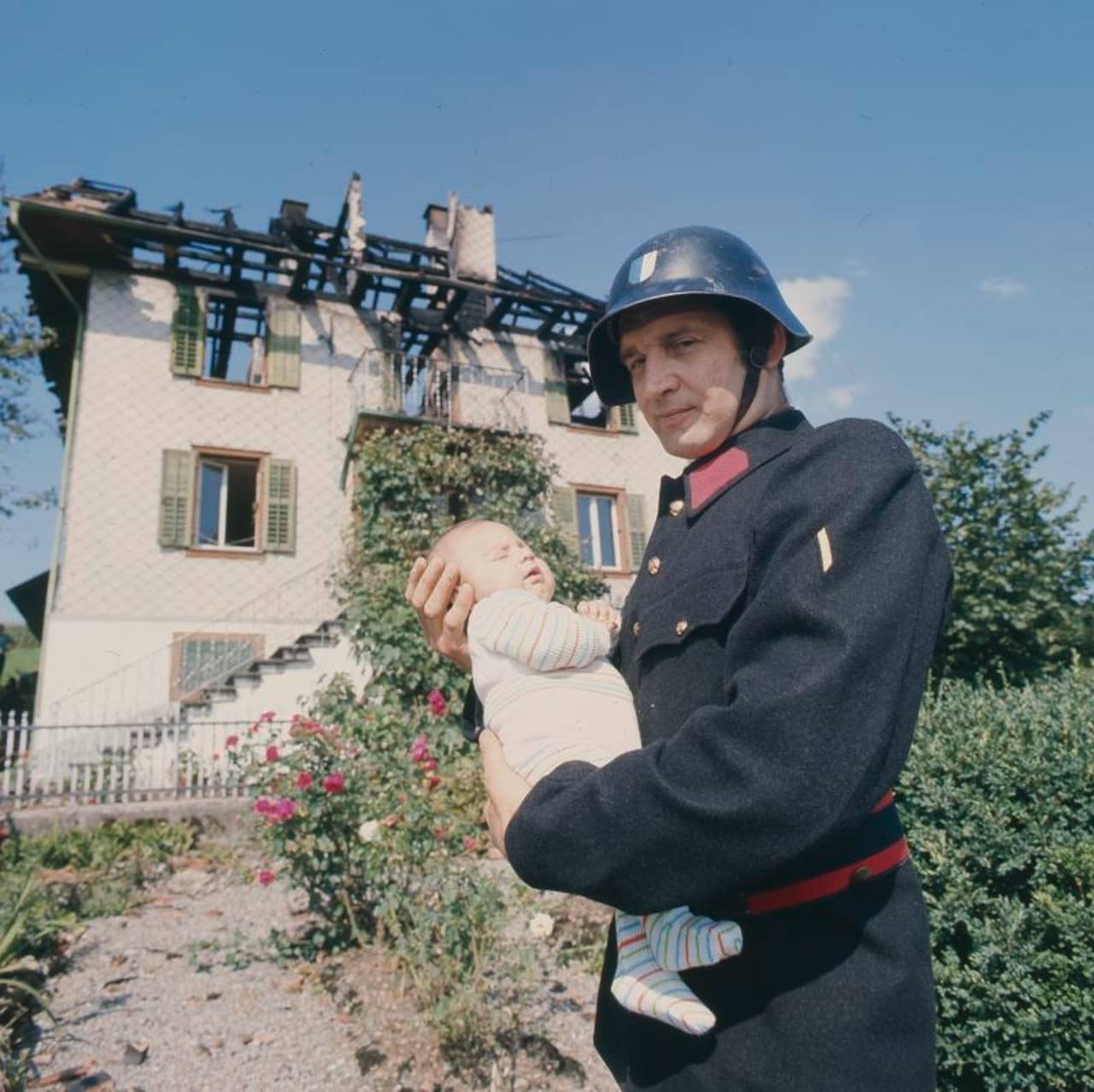 Feuerwehrmann rettet Kleinkind