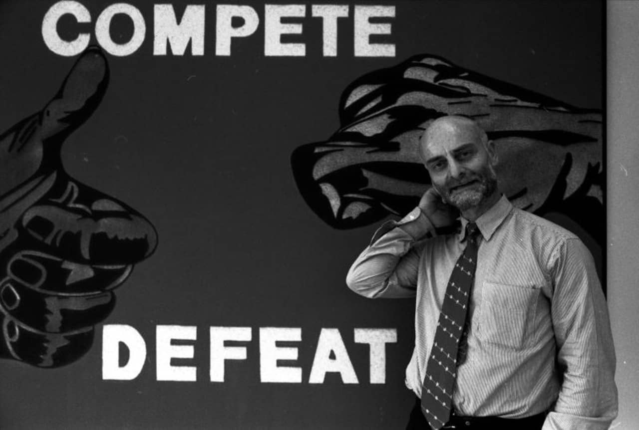 Ulli Sigg, Unternehmer und Vorstandsrat Ringier vor einem PLakat mit der Aufschrift: "Compete-Defeat". 