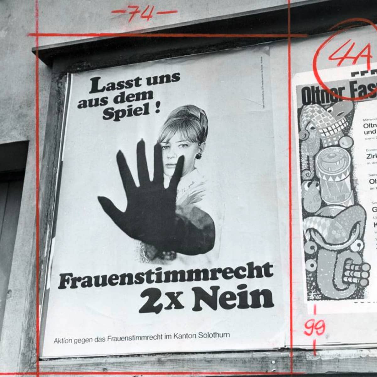 Ein Plakat gegen das Frauenstimmrecht zeigt eine Frau mit abwehrender Handhaltung und dem Text "Lasst uns aus dem Spiel! Frauenstimmrecht 2 mal nein!"