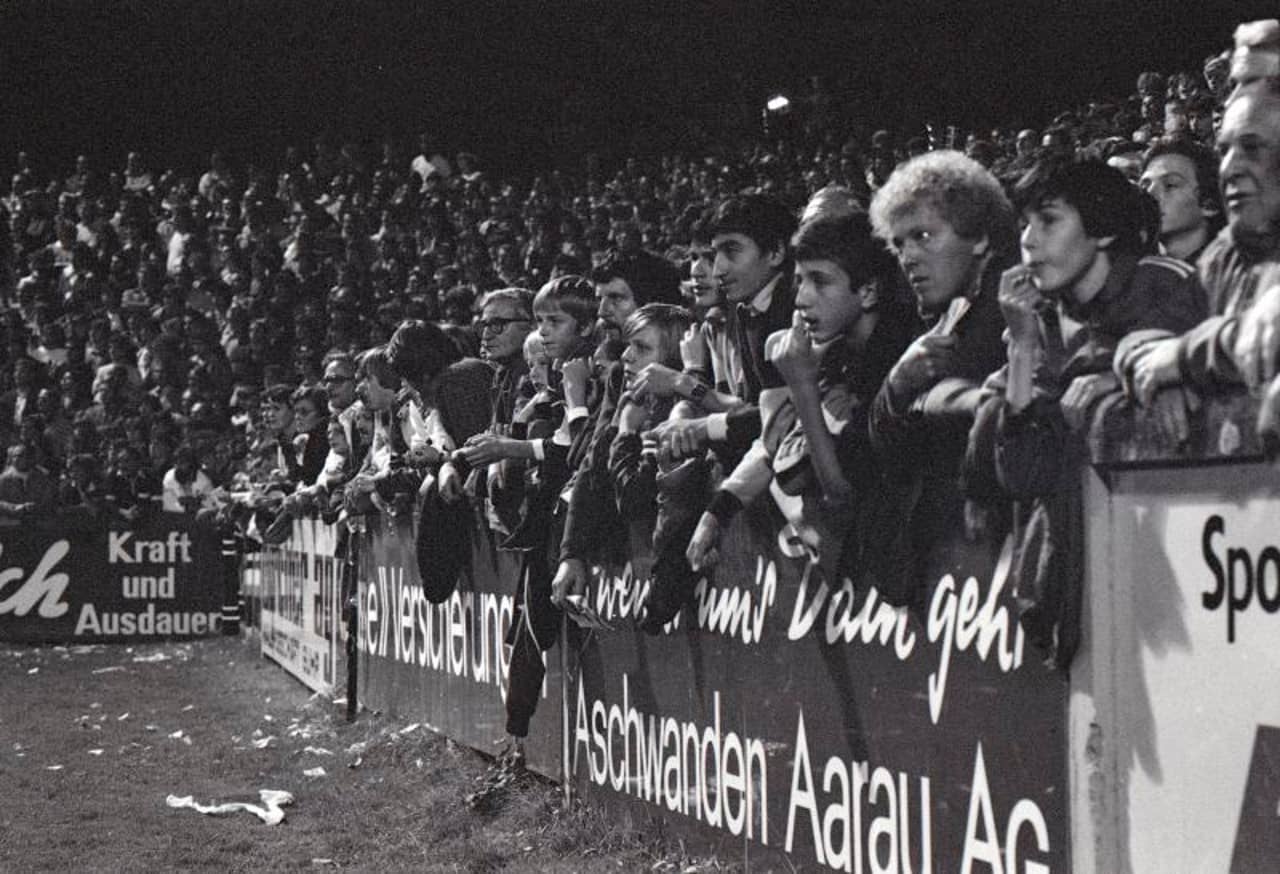 Zuschauermenge beim Schauen des Spiels Aarau – Servette 1981. 