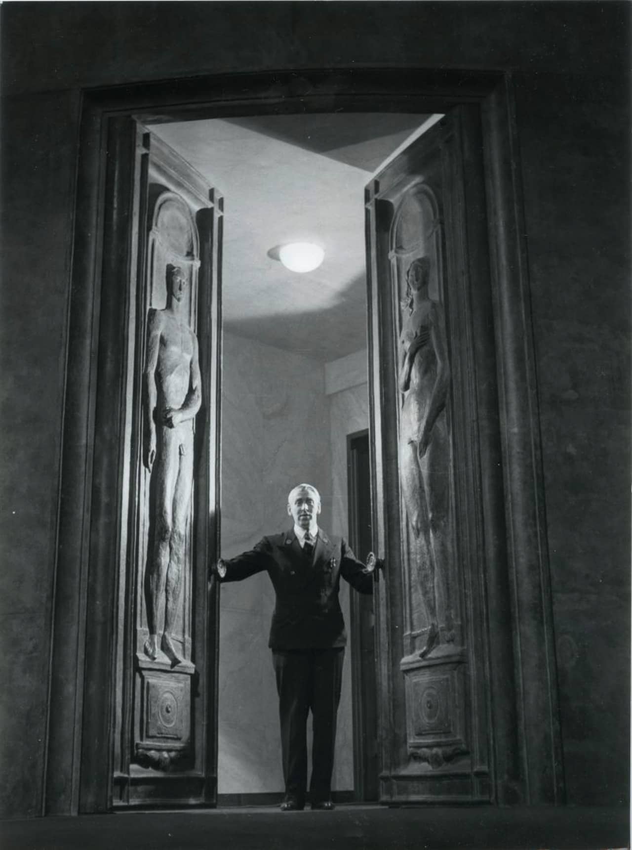 Ein Mann öffnet eine Flügeltüre an der Völkerbundversammlung im April 1946