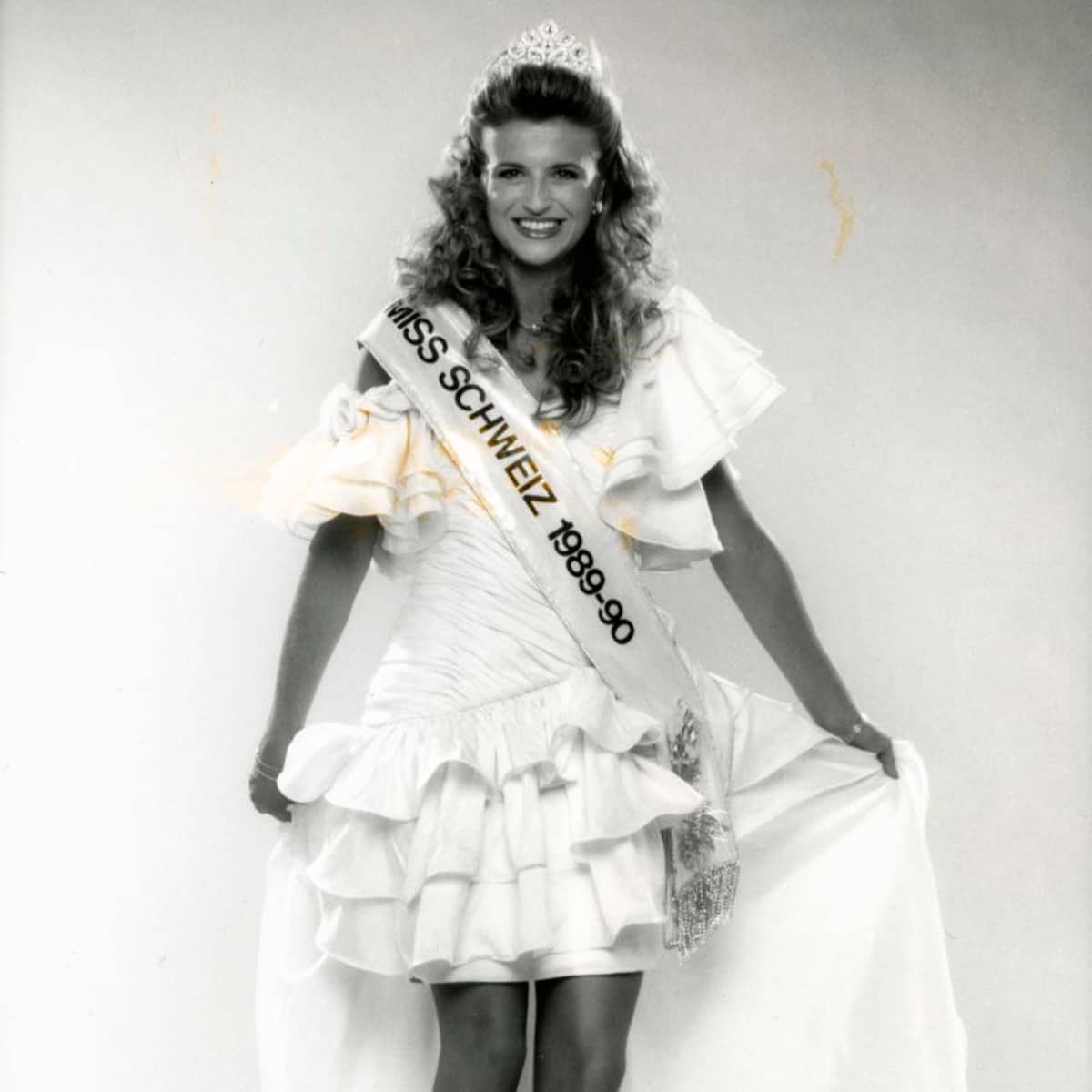 Catherine Mesot, Miss Schweiz 1989 posiert mit Krone und Schärpe.