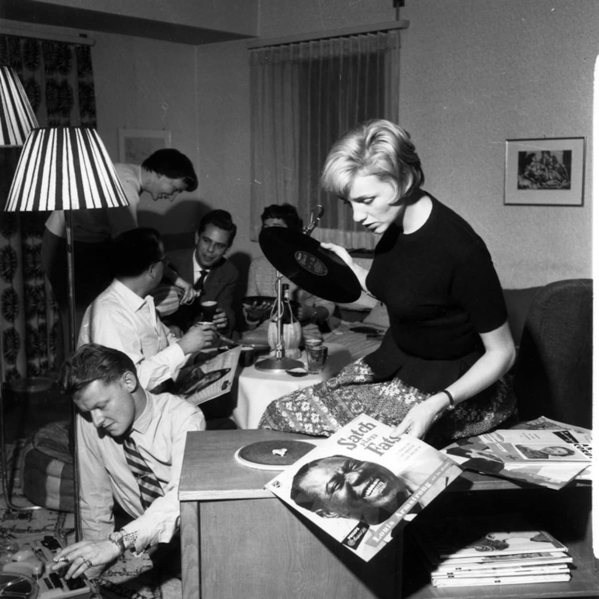 Heid Abel sieht sich Schallplatten an.