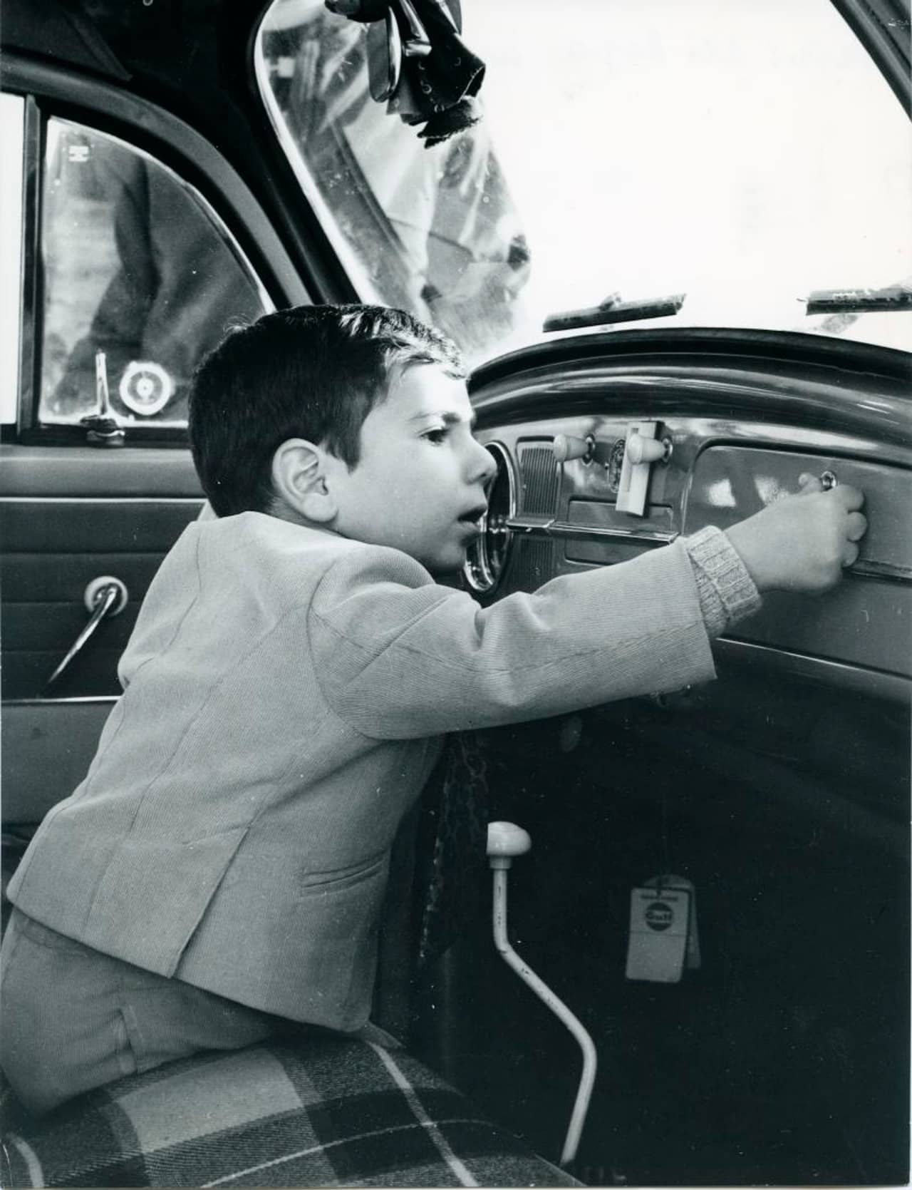 Ali Reza, Sohn des persischen Schahs Reza Pahlevi, sitzt in einem Auto und berührt das Armaturenbrett.